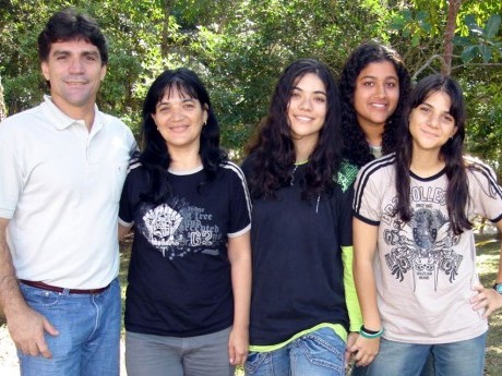 Márcio, Damaris e suas três filhas